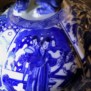 A pair of large Chinese blue and white vases and covers, Kangxi — photo 57