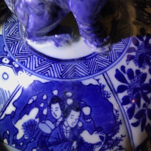 A pair of large Chinese blue and white vases and covers, Kangxi — photo 59