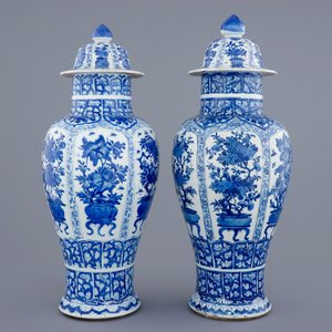 A pair of large Chinese blue and white vases and covers, Kangxi — 照片 4