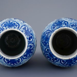 A pair of large Chinese blue and white vases and covers, Kangxi — 照片 5