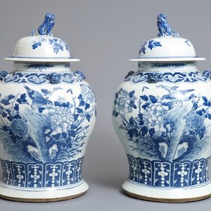 A pair of large Chinese blue and white vases and covers with birds among flowers, 19th C. — photo 1