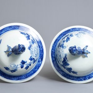 A pair of large Chinese blue and white vases and covers with birds among flowers, 19th C. — photo 7