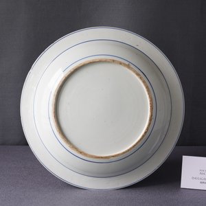 A pair of large Chinese blue and white 'Xi Xiang Ji' shallow dishes, Yongzheng — photo 5