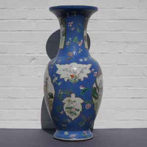 A pair of large Chinese blue-ground famille rose vases with figural design, Qianlong mark, 19th C. — photo 21