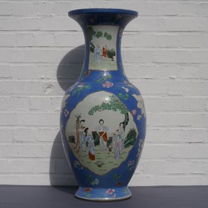 A pair of large Chinese blue-ground famille rose vases with figural design, Qianlong mark, 19th C. — photo 7
