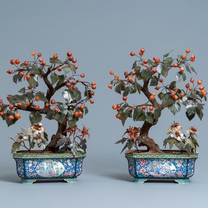 A pair of large Chinese Canton enamel jardinières with jade and hardstone trees, 19th C. — 照片 1