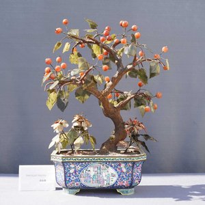 A pair of large Chinese Canton enamel jardinières with jade and hardstone trees, 19th C. — 照片 9
