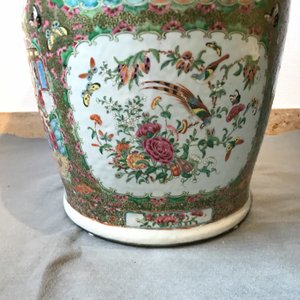 A pair of large Chinese Canton famille rose vases, 19th C. — photo 11