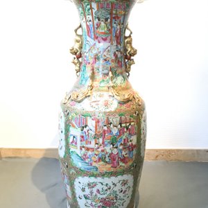 A pair of large Chinese Canton famille rose vases, 19th C. — photo 24