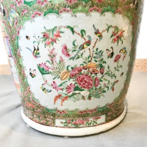 A pair of large Chinese Canton famille rose vases, 19th C. — photo 29