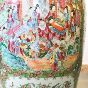 A pair of large Chinese Canton famille rose vases, 19th C. — photo 38