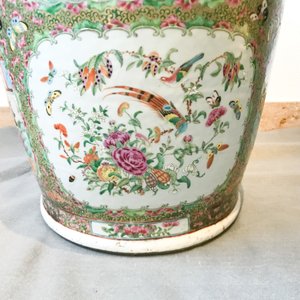 A pair of large Chinese Canton famille rose vases, 19th C. — photo 39