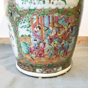 A pair of large Chinese Canton famille rose vases, 19th C. — photo 43