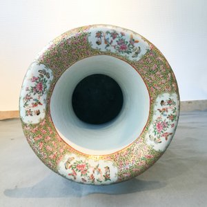 A pair of large Chinese Canton famille rose vases, 19th C. — photo 45