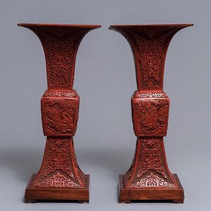 A pair of large Chinese carved cinnabar lacquer 'gu' vases, 18/19th C. — 照片 1