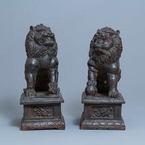 A pair of large Chinese cast iron models of lions, Ming mark and of the period — 照片 3