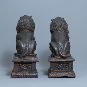 A pair of large Chinese cast iron models of lions, Ming mark and of the period — 照片 5