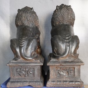 A pair of large Chinese cast iron models of lions, Ming mark and of the period — 照片 9