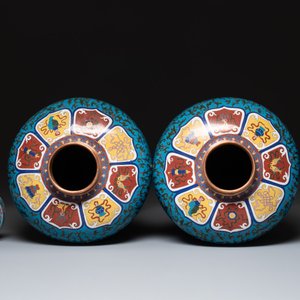 A pair of large Chinese cloisonné 'lotus scroll' 'meiping' vases and cover, Republic — photo 5