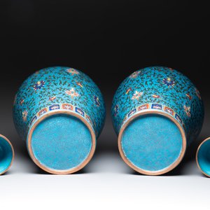 A pair of large Chinese cloisonné 'lotus scroll' 'meiping' vases and covers, Republic — foto 6