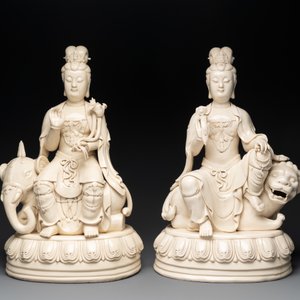 A pair of large Chinese Dehua blanc de Chine Bodhisattvas seated on an elephant and a Buddhist lion, 20th C. — photo 2