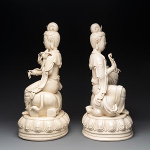 A pair of large Chinese Dehua blanc de Chine Bodhisattvas seated on an elephant and a Buddhist lion, 20th C. — photo 3