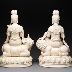 A pair of large Chinese Dehua blanc de Chine Bodhisattvas seated on an elephant and a Buddhist lion, 20th C. — photo 4