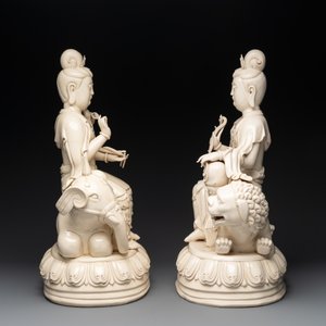 A pair of large Chinese Dehua blanc de Chine Bodhisattvas seated on an elephant and a Buddhist lion, 20th C. — photo 5