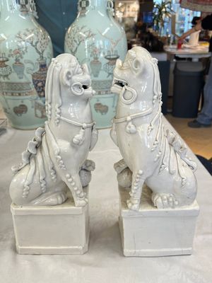 A pair of large Chinese Dehua blanc de Chine Buddhist lion joss stick holders, 19th C. — photo 2