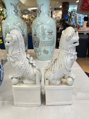 A pair of large Chinese Dehua blanc de Chine Buddhist lion joss stick holders, 19th C. — photo 4