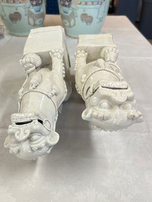 A pair of large Chinese Dehua blanc de Chine Buddhist lion joss stick holders, 19th C. — photo 5
