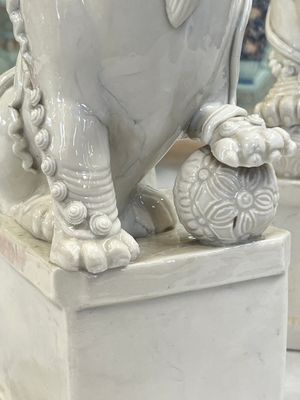 A pair of large Chinese Dehua blanc de Chine Buddhist lion joss stick holders, 19th C. — photo 8