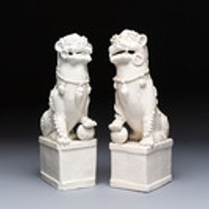 A pair of large Chinese Dehua blanc de Chine Buddhist lion joss stick holders, 19th C. — photo 1