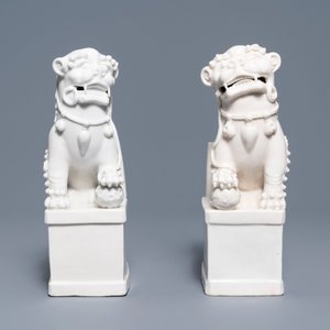 A pair of large Chinese Dehua blanc de Chine buddhist lion joss stick holders, Kangxi — photo 2