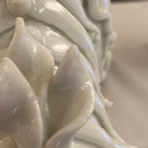 A pair of large Chinese Dehua blanc de Chine buddhist lion joss stick holders, Kangxi — photo 10