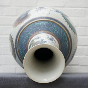 A pair of large Chinese doucai 'dragon' bottle vases, tianqiu ping, Qianlong mark, 19th C. — photo 14