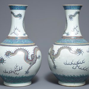 A pair of large Chinese doucai 'dragon' bottle vases, tianqiu ping, Qianlong mark, 19th C. — photo 3