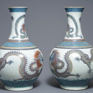 A pair of large Chinese doucai 'dragon' bottle vases, tianqiu ping, Qianlong mark, 19th C. — photo 4
