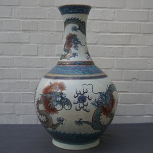 A pair of large Chinese doucai 'dragon' bottle vases, tianqiu ping, Qianlong mark, 19th C. — photo 7