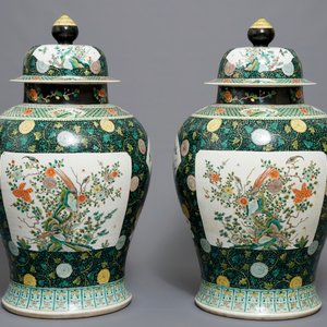 A pair of large Chinese famille noire vases and covers, 19/20th C. — photo 3