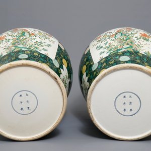 A pair of large Chinese famille noire vases and covers, 19/20th C. — photo 5