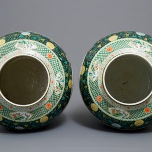 A pair of large Chinese famille noire vases and covers, 19/20th C. — photo 6