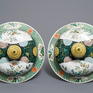 A pair of large Chinese famille noire vases and covers, 19/20th C. — photo 7