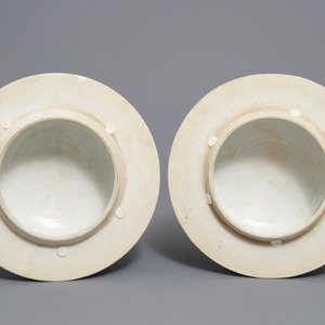 A pair of large Chinese famille noire vases and covers, 19/20th C. — photo 8