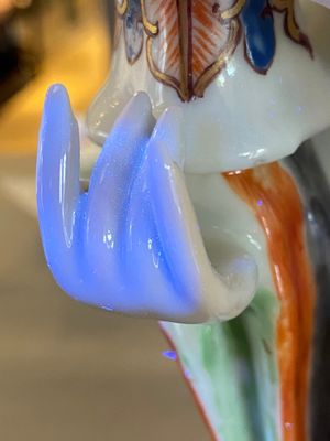 A pair of large Chinese famille rose candle holders in the shape of Mandarin court ladies, Qianlong — 照片 15