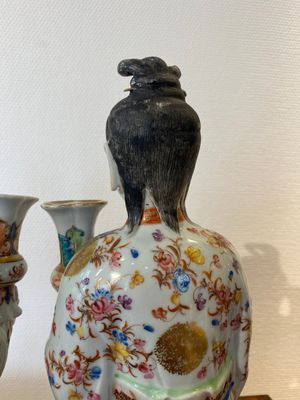 A pair of large Chinese famille rose candle holders in the shape of Mandarin court ladies, Qianlong — 照片 5