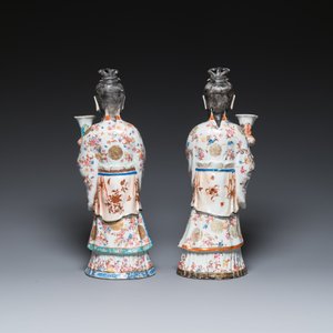 A pair of large Chinese famille rose candle holders in the shape of Mandarin court ladies, Qianlong — 照片 4