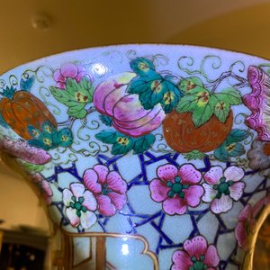 A pair of large Chinese famille rose 'court scene' vases, 19th C. — 照片 12