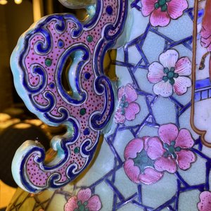 A pair of large Chinese famille rose 'court scene' vases, 19th C. — 照片 16