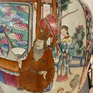A pair of large Chinese famille rose 'court scene' vases, 19th C. — 照片 19